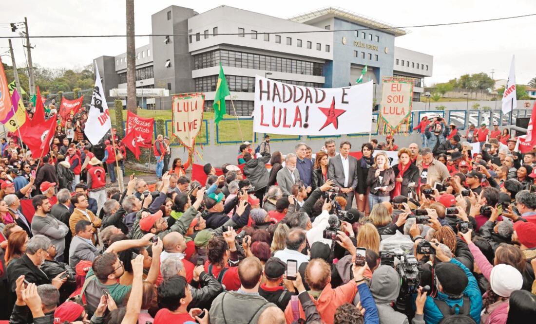 La presidenta del PT, Gleisi Hoffmann (centro), al anunciar la decisión del partido de nombrar a Fernando Haddad su candidato presidencial, en vez de Lula. Foto: NELSON ALMEIDA. AFP
