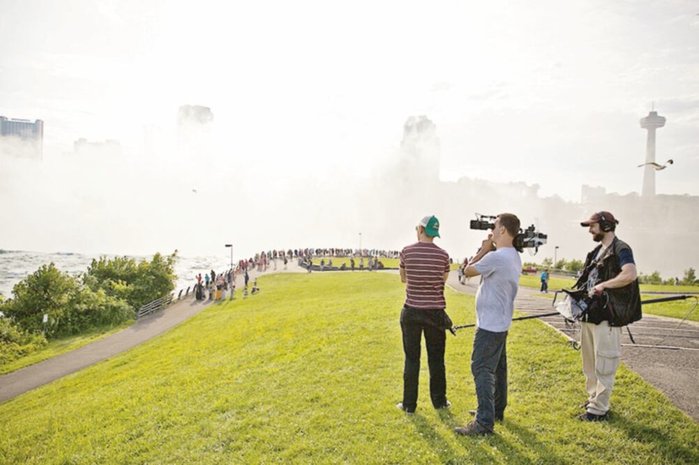El cineasta visitó la planta de fabricación de paneles solares más grande. (HBO)