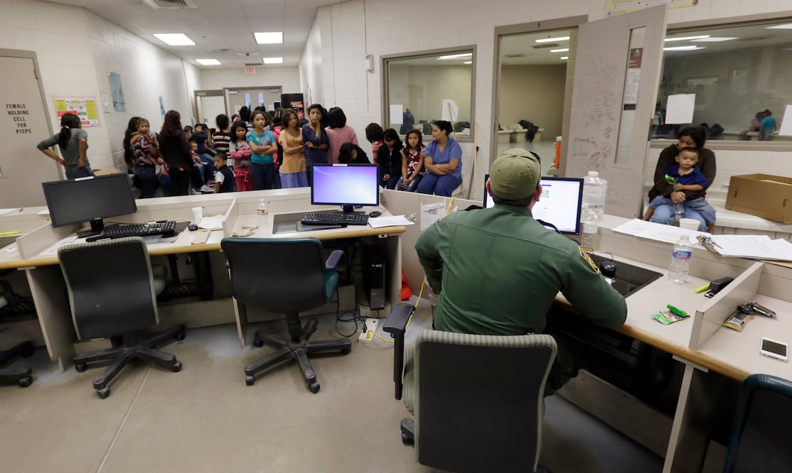 Agentes fronterizos trabajando en un centro detención de migrantes en Brownsville, Texas (Foto: AP)