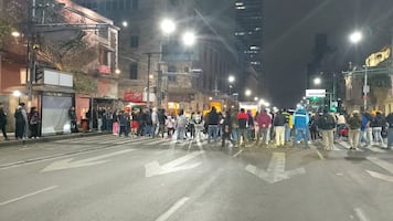 Comerciantes de romería navideña de la Alameda realizan nuevo bloqueo, ahora en Eje Central; exigen espacios para instalarse