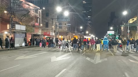 Comerciantes de romería navideña de la Alameda realizan nuevo bloqueo, ahora en Eje Central; exigen espacios para instalarse