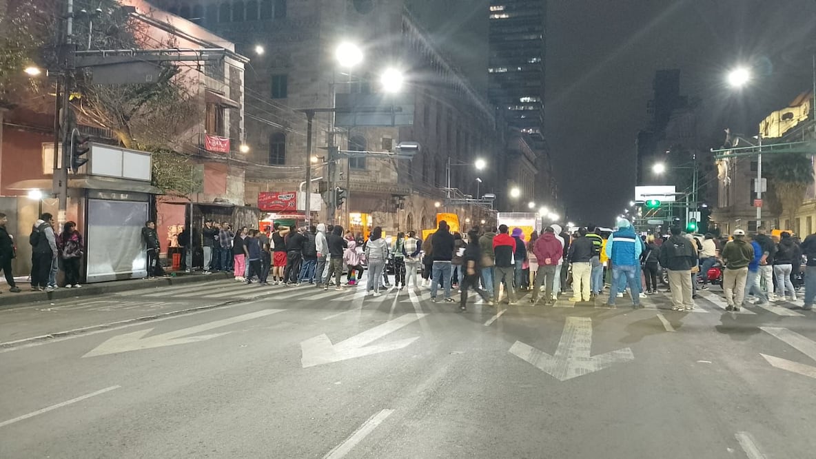 Comerciantes de la romería navideña de la Alameda realizan bloqueo en Eje Central; exigen espacios para instalarse. (Foto: especial)