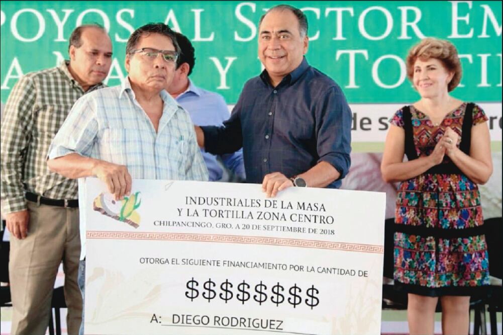 El gobernador Héctor Astudillo dio apoyos a los industriales de la masa y la tortilla, entre los que destacan 500 toneladas de maíz.