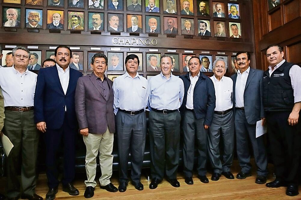 El titular de Sedesol, José Antonio Meade Kuribreña (al centro), firmó un convenio de colaboración con la Universidad Autónoma Chapingo y dijo que Puebla recibe recursos por ocho millones de pesos, y Veracruz 3.6 millones (SEDESOL)