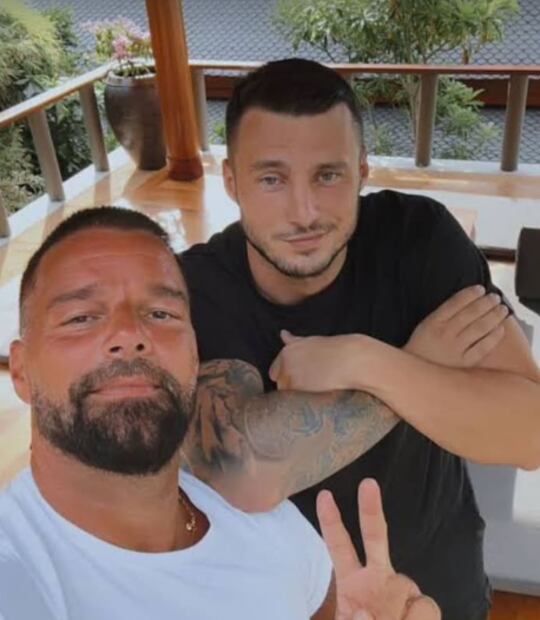 Amorío entre Ricky Martin  y el modelo Max Barz; esta foto la compartió el cantante en redes, después de que la modelo Kelly Reales terminó con Max al descubrir su infidelidad.