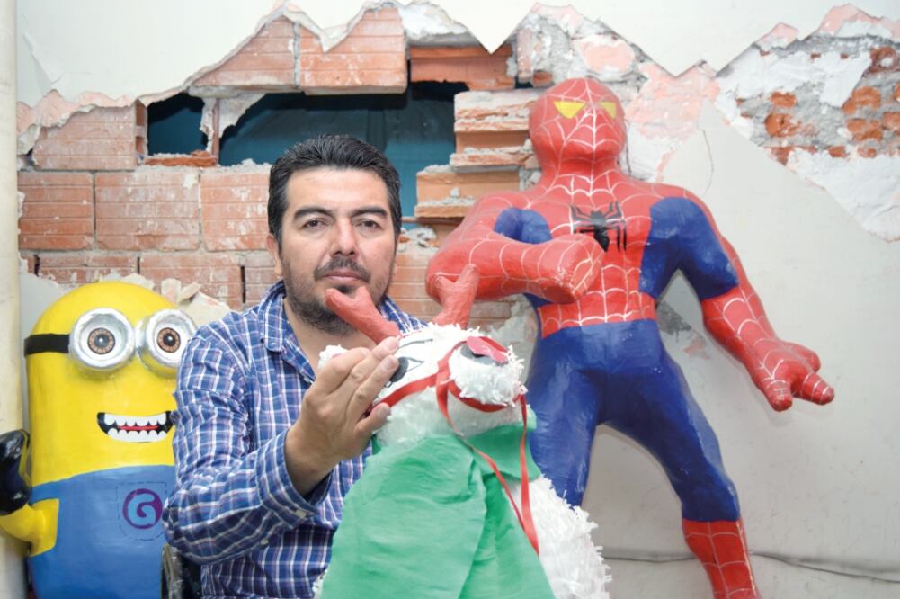 Hugo, dueño del taller de piñatas, aún no sabe si podrá volver a su local en Circuito Interior. Un perito les explicó que los daños no eran significativos. (Fotos: IVÁN CRUZ)