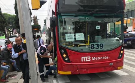 Choque deja seis lesionados en Metrobús de la Línea 7