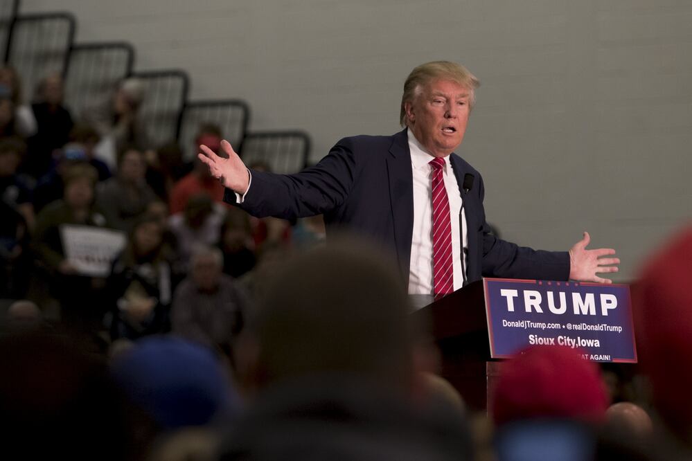 En la foto, Donald Trump durante un evento en la secundaria West High School al noreste de Iowa (REUTERS)
