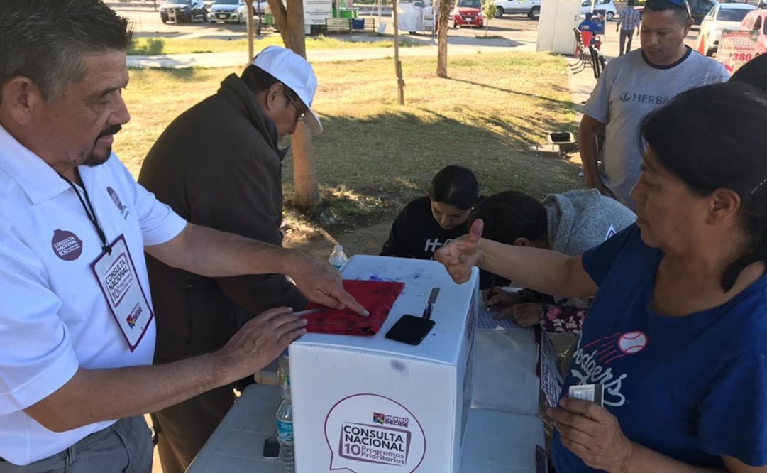 Habitantes de Sonora votan en la segunda consulta participativa del presidente electo, Andrés Manuel López Obrador. Fotografía: Amalia Escobar / EL UNIVERSAL.