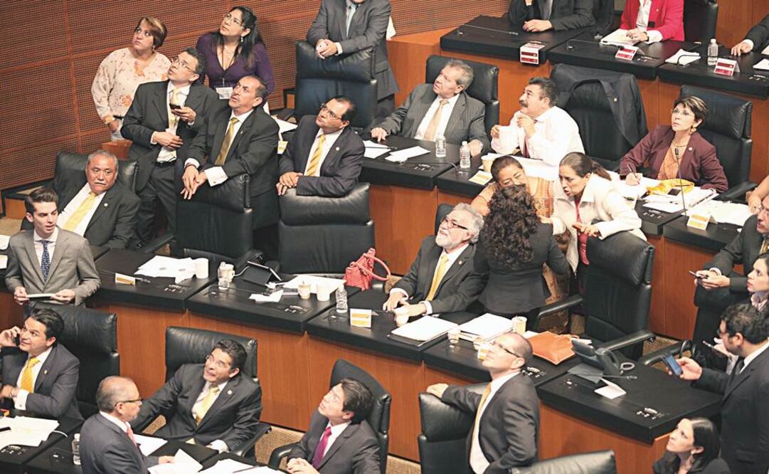 La bancada perredista en el Senado revisa el tablero del recinto donde los legisladores avalaron anoche, con dos terceras partes del pleno por ser un cambio constitucional, la reforma política para el Distrito Federal