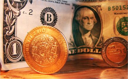 Dólar se vende a 18.95 pesos en casas de cambio del AICM