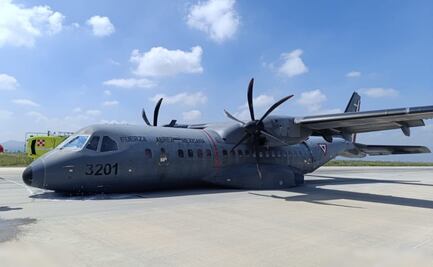 Avión de la Fuerza Aérea aterriza "de panza" en Base de Santa Lucía; no reportan lesionados