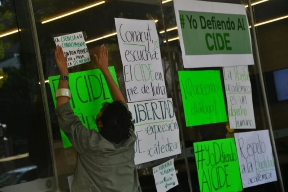 Estudiantes del CIDE se retiran de Conacyt tras esperar por cinco horas a Álvarez-Buylla