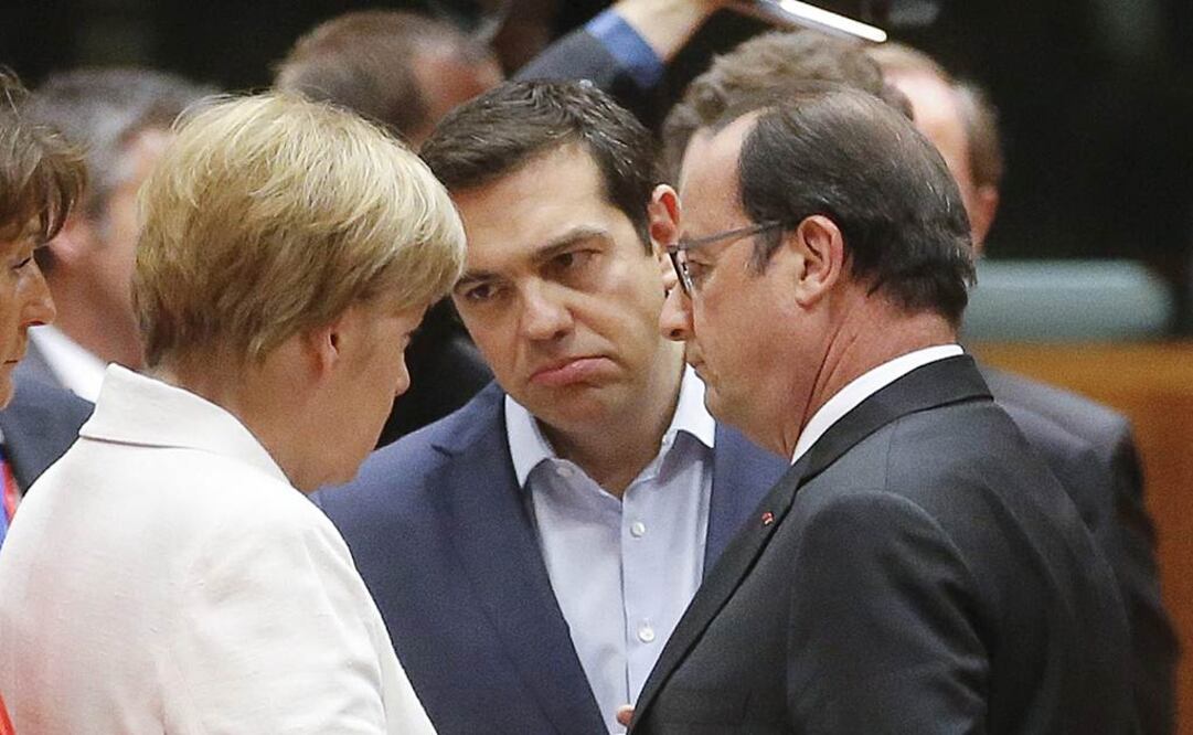  El premier griego, Alexis Tsipras (centro), hablaba ayer con la canciller alemana, Angela Merkel, y el presidente francés, Francois Hollande,  al inicio del  diálogo entre Atenas y  los líderes de la eurozona  Foto: EFE