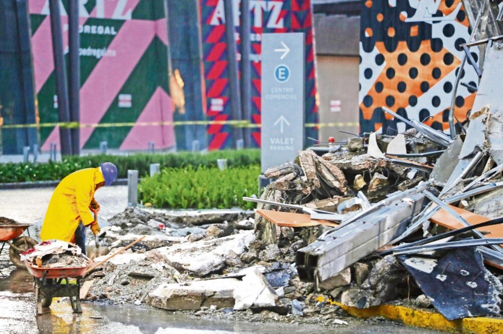 El jueves pasado se registró un derrumbe en la plaza comercial Artz, sin que se reportaran muertos o heridos. (LUIS CORTÉS. EL UNIVERSAL)