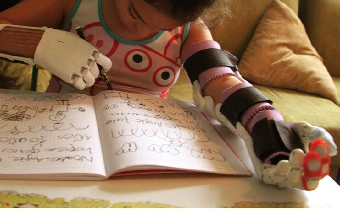 En la imagen Angie Tatiana López realizando dibujos con manos creadas por impresión en 3D. Foto: Archivo