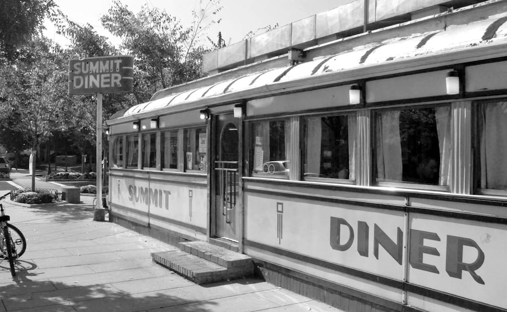 El diner "Summit" ha cambiado de dueños pero lleva casi un siglo operando en Nueva Jersey. Los propietarios, migrantes griegos, se iniciaron como empleados en su juventud y compraron el establecimiento tras años de ahorro. Foto: Jeff Boyce/Wikimedia Commons.
