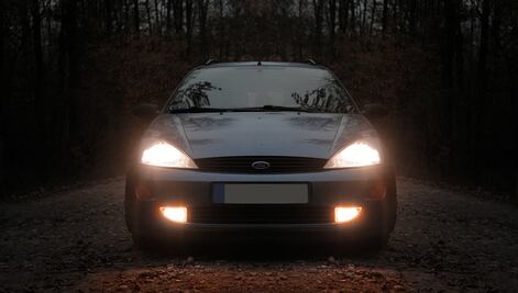 Así es el lenguaje de luces para circular en carretera