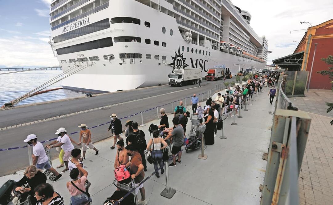 Pasajeros desembarcan del crucero MSC Preziosa, en Río de Janeiro. El gobierno de Brasil investiga si una serie de contagios en navíos se debe a negligencias. Foto: Bruna Prado. AP