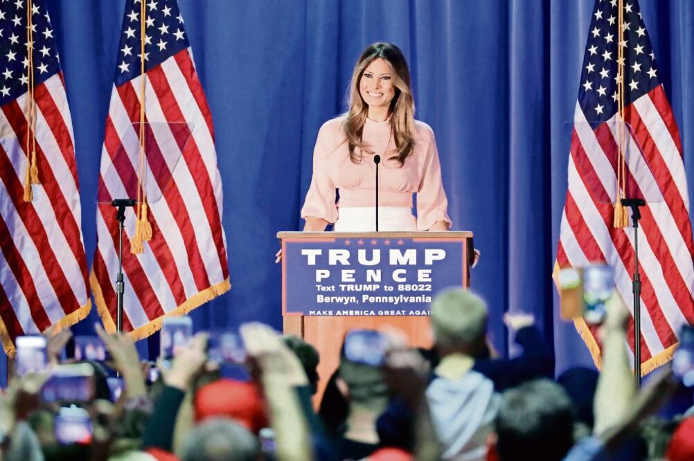 Melania, esposa del candidato republicano a la presidencia Donald Trump, reapareció ayer públicamente en Berwyn, Pennsylvania (PATRICK SEMANSKY. AP)