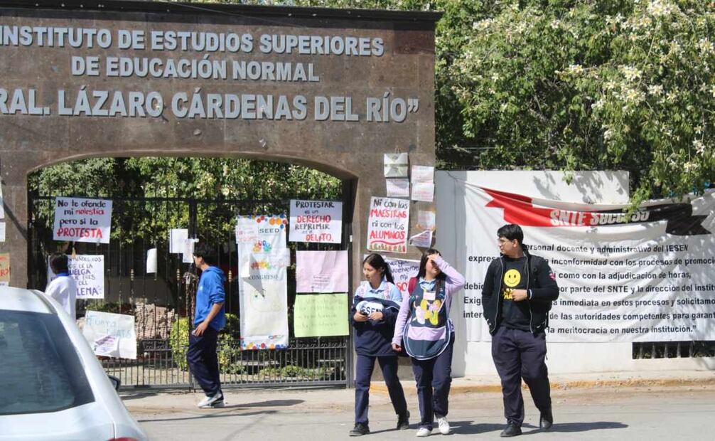 Colocan carteles a las afueras de la institución (30/10/2025). Foto: Francisco Rodríguez / EL UNIVERSAL