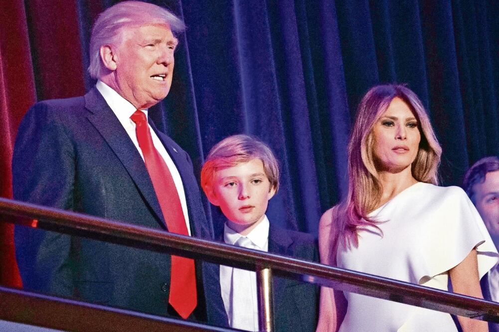 Donald Trump, con su esposa Melania y su hijo Barron, en Nueva York, en una image n del 9 de noviembre. Ni ella ni el menor se mudarán a la Casa Blanca por ahora. (AP. ARCHIVO)