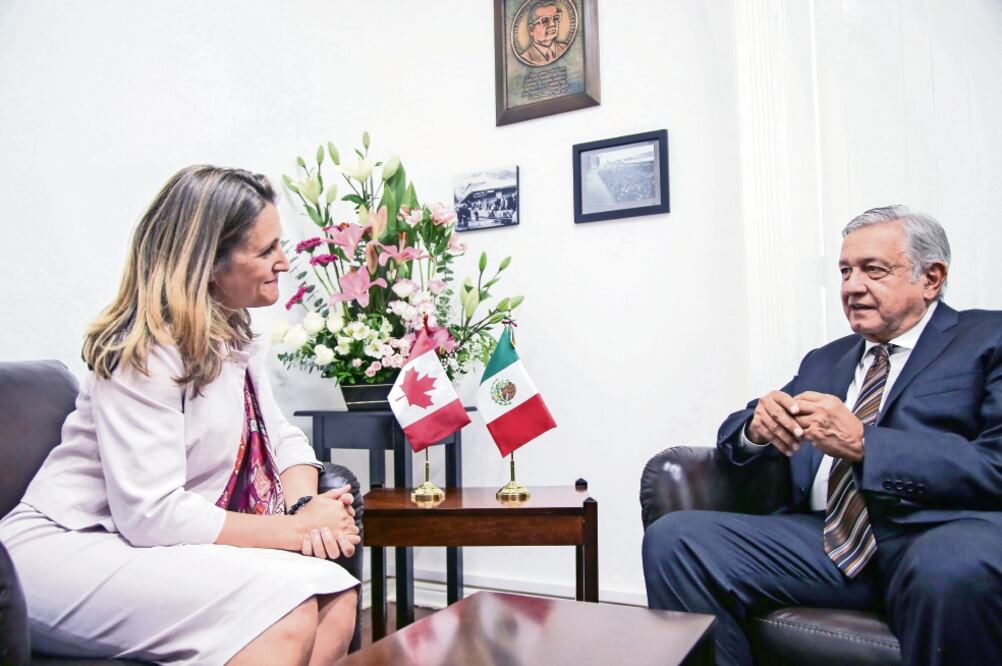Andrés Manuel López Obrador, virtual presidente electo, recibió a una delegación canadiense, encabezada por la ministra Chrystia Freeland, en su casa de transición de la colonia Roma. (CUARTOSCURO)