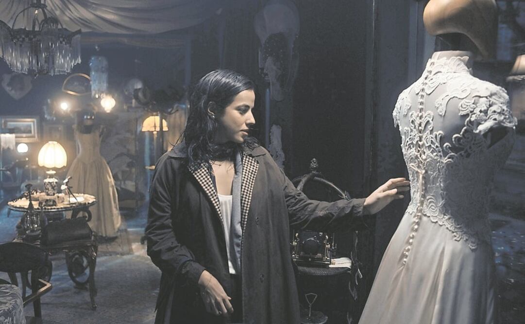 Cristina Rodlo y el vestido con una maldición de muerte. Foto: CORTESÍA ROYALE FILMS