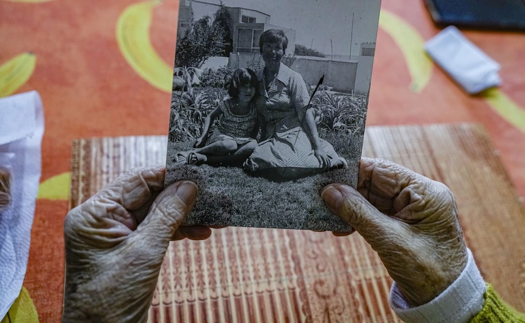 Eliana Rodríguez sostiene una fotografía de ella con su hija Yelena Monroy en su casa en La Serena, Chile, el 1 de septiembre de 2023. Foto: AP