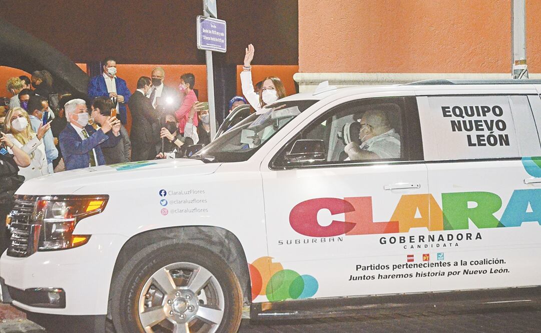 La aspirante de la coalición Juntos Haremos Historia en Nuevo León, Clara Luz Flores Carrales, realizó su primer acto de campaña junto a La Paloma de Soriano, en el exterior del Museo Marco. Fotos: Emilio Vásquez. EL UNIVERSAL