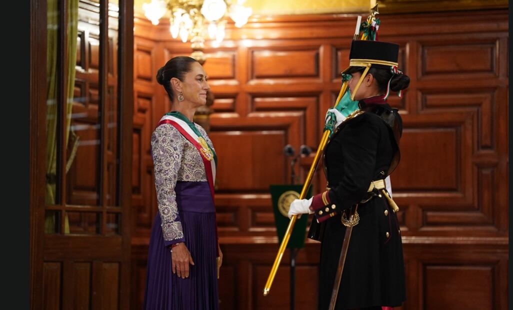 Sheinbaum Pardo, portando la banda presidencial, fue abanderada por la escolta del Heroico Colegio Militar de la Sedena. Foto: Presidencia