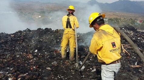 Sofocan incendio en basurero a cielo abierto de Yautepec