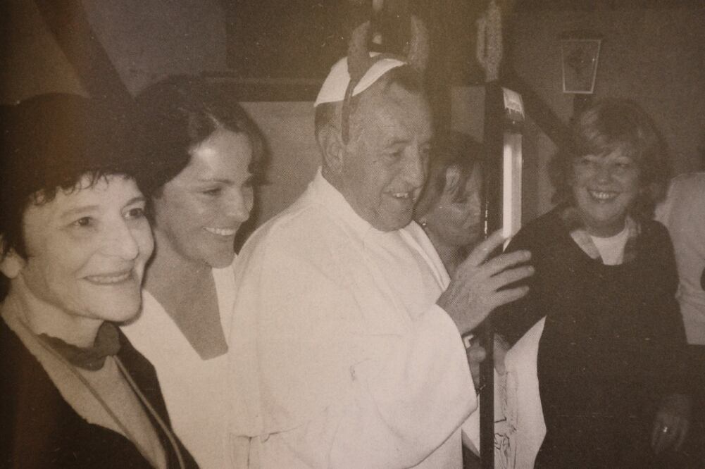 Ruis, divulgador del pensamiento social, político y económico, en una imagen en Alcalá de Henares, como “Papa provisional”. Foto de 1997 (ILUSTRACIÓN TOMADA DEL LIBRO “RIUS. MIS CONFUSIONES...”)