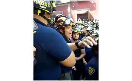 Video. Bomberos golpean a reporteros durante protesta en Asamblea Legislativa
