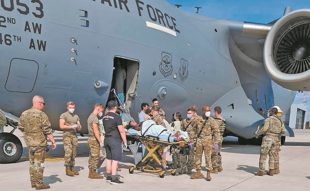 Una afgana que dio a luz a su bebé en una avión militar de Estados Unidos es atendida al llegar a Ramstein, Alemania. Foto: AP.