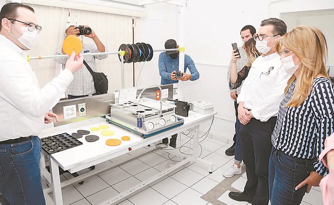 La gobernadora Claudia Pavlovich visitó el Centro de Innovación y Prototipado, cuyo personal se dedica a la industria aeroespacial y automotriz, y será el encargado de la fabricación de los ventiladores. Foto: Especial 