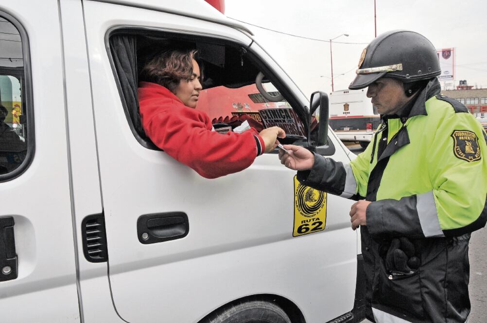 Los capitalinos aseguraron que se necesitan más acciones, además de multas por no cumplir el Hoy No Circula, para eliminar la contaminación