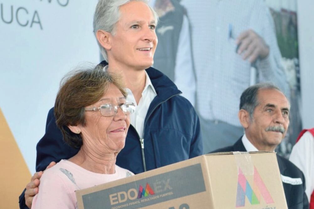 Alfredo del Mazo Maza destaca la entrega de canastas alimentarias a los adultos mayores. (ESPECIAL)