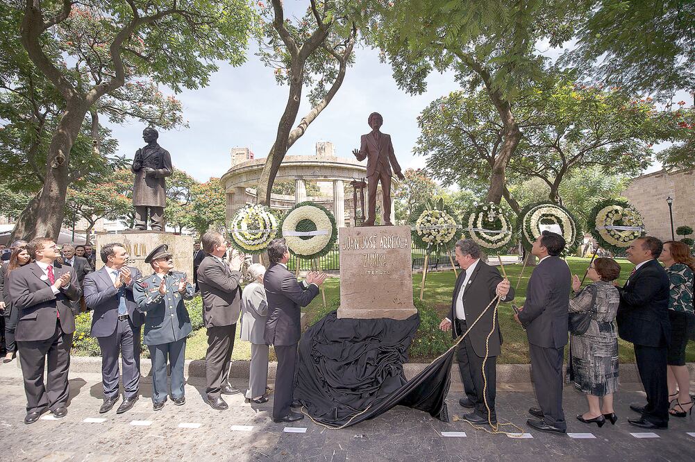 También fue develada una estatua del escritor (JORGE ALBERTO MENDOZA. EL UNIVERSAL)
