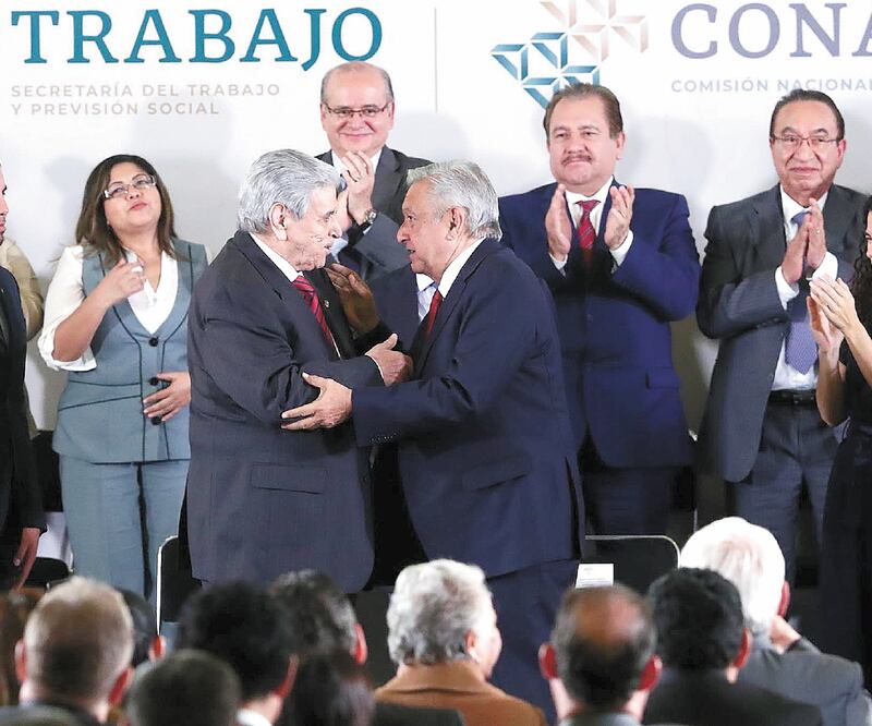 El líder de la CTM, Carlos Aceves del Olmo, y el Presidente, ayer en el anuncio del alza al salario mínimo. DIEGO SIMÓN SÁNCHEZ. EL UNIVERSAL