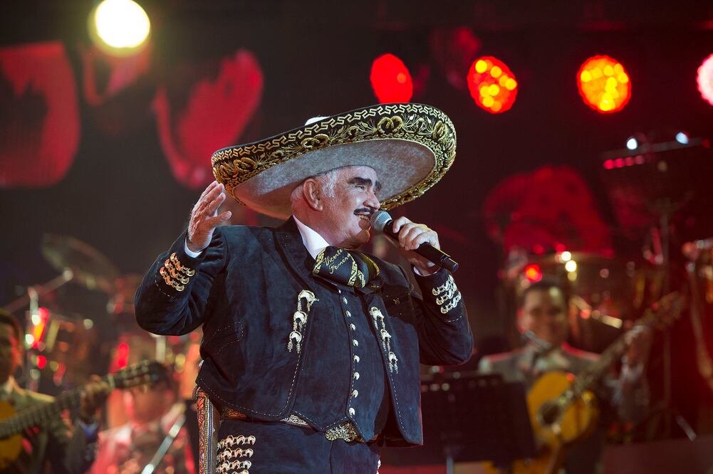 El cantante mexicano Vicente Fernández se presentó durante su último concierto en el Estadio Azteca (EFE)