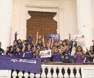 Festejan mujeres aval a la Ley Olimpia en Congreso