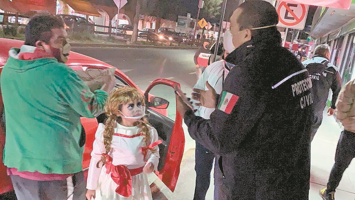 Personal de la Célula Covid, con apoyo de elementos de seguridad, recorrió municipios de Ecatepec durante la noche del domingo para pedirle a la población que regresara a sus casas, sobre todo a quienes salieron a pedir calaverita. Fotos: ESPECIAL