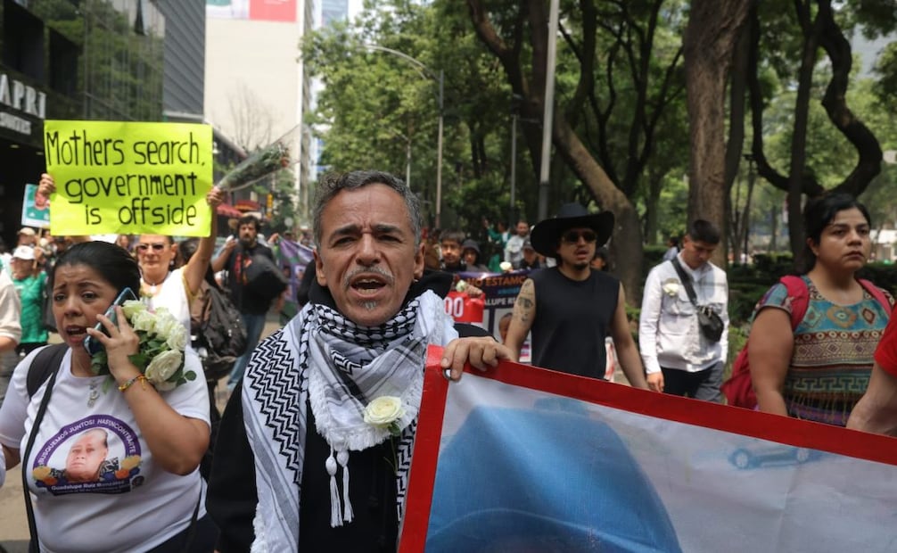 A unas horas del partido de México contra Inglaterra, Colectivos de familias buscadoras marcharon desde la Estela de Luz hasta la Glorieta de los Desaparecidos (05/07/2026). Foto: Gabriel Pano/ EL UNIVERSAL