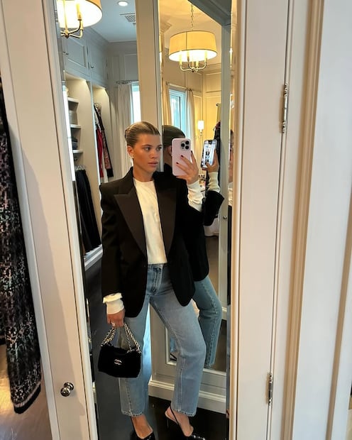 Sofia Richie con un elegante blazer. Foto: Instagram @sofiagrainge