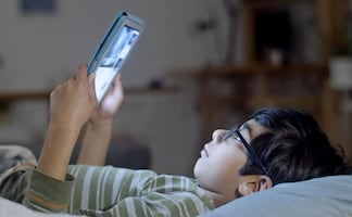 La paradoja de 'Toy Story 5': robótica educativa frente al secuestro digital de las pantallas 