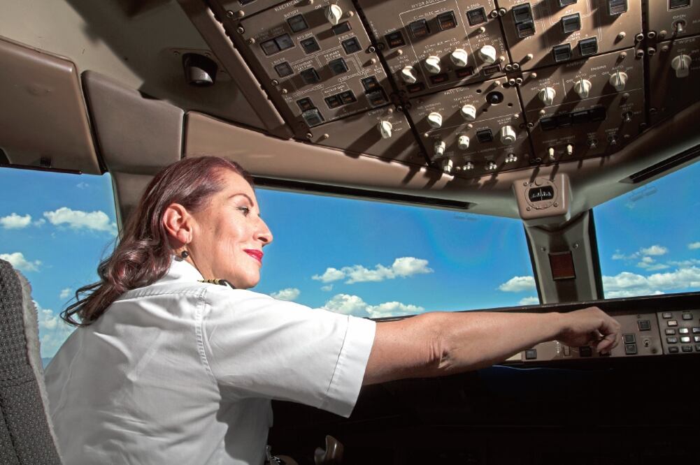 El vuelo AM098 tuvo una tripulación integrada sólo por mujeres: la piloto Verónica Cervantes (en la imagen), dos copilotos y 10 sobrecargos (FEDERICO GAMA / EL UNIVERSAL)