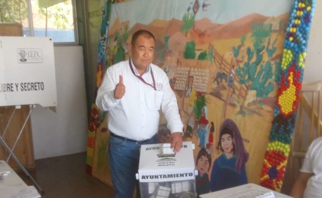Juan Enrique Kato Rodríguez, consejero Presidente del IEPC Durango, emite su voto. Foto: tomada de Twitter @IEPCDurango