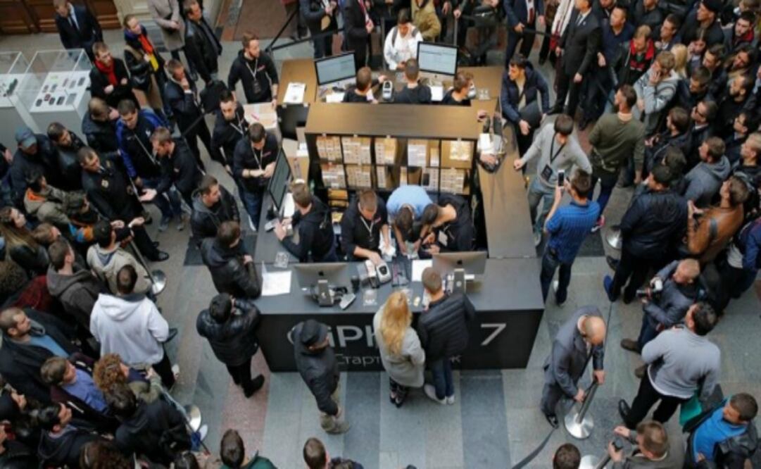 Un iPhone 7 tiene como precio más bajo en Rusia es de 56.990 rublos (892 dólares) en su versión de 32 Mb de memoria