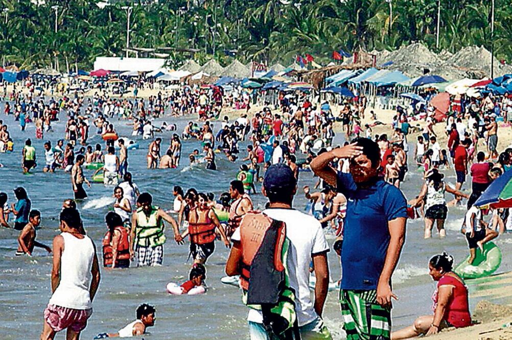 Seguridad garantizada. Los principales destinos turísticos como Acapulco, Ixtapa y Puerto Vallarta presentaron niveles bajos de riesgo para la salud. (Archivo. EL UNIVERSAL)
